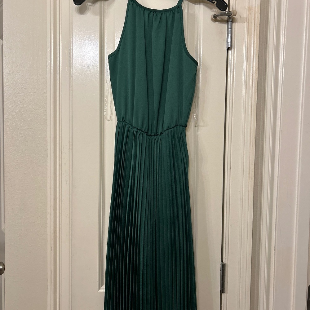 NWT Francesca’s Dark Green XS Dress with accordion bottom